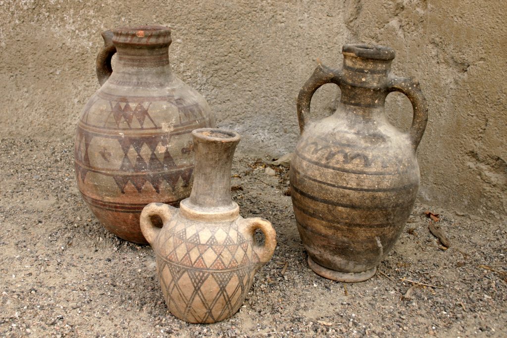 عکس و تصاویر کوزه و ظروف سفالی قدیمی عتیقه چند هزار ساله که از زیر زمین پیدا شده است