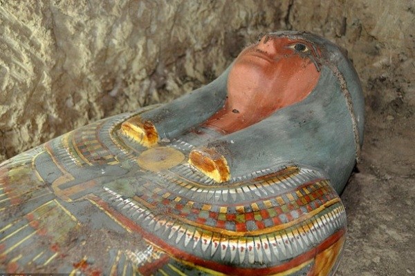 کشف مومیایی در داخل مقبره های مصر باستان در داخل تابوت چوبی