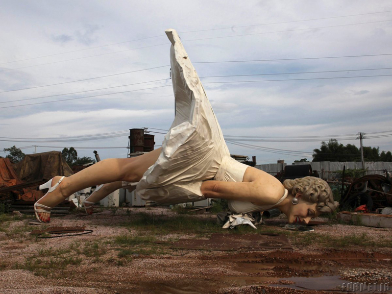 chinese-artists-spent-two-years-creating-this-26-foot-tall-sculpture-of-marilyn-monroes-famous-scene-from-the-seven-year-itch