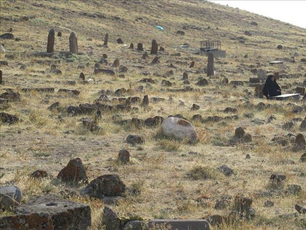 سنگ قبرهای دارای علامت و نشانه - نقوش و سمبل ها در قبرستان و گورستان باستانی