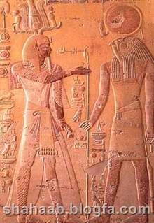 مجسمه (بت) های مصری مشابه مجسمه منتسب به کوروش