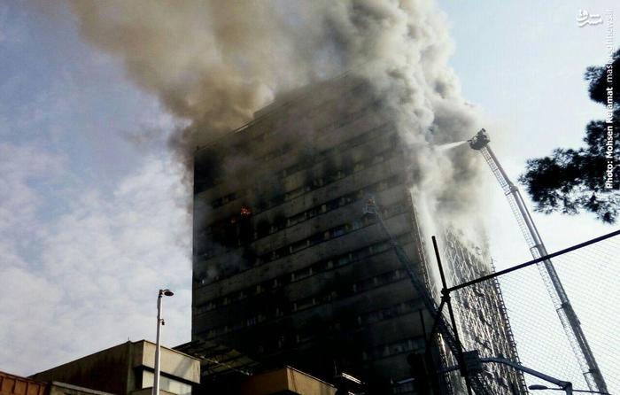 ساختمان پلاسکو فرو ریخت/ مصدومیت 38 نفر و محبوس شدن شمار بسیاری آتش نشان/ انتقال مصدومان به ۴ بیمارستان +تصاویر و فیلم