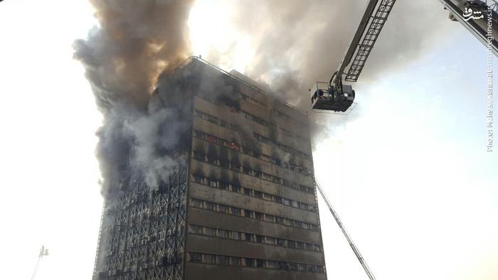 ساختمان پلاسکو فرو ریخت/ مصدومیت 38 نفر و محبوس شدن شمار بسیاری آتش نشان/ انتقال مصدومان به ۴ بیمارستان +تصاویر و فیلم