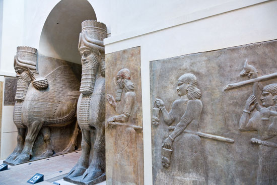 آثار باستانی و گنجینه های بزرگ تاریخی و هنری ایران در کدام موزه ها نگهداری می شوند ؟