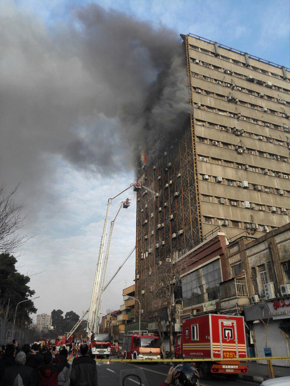 تصاویر و عکسهای فرو ریختن ساختمان پلاسکو در تهران و آتش سوزی در برج پلاسکو + علت و دلیل و فیلم و کلیپ